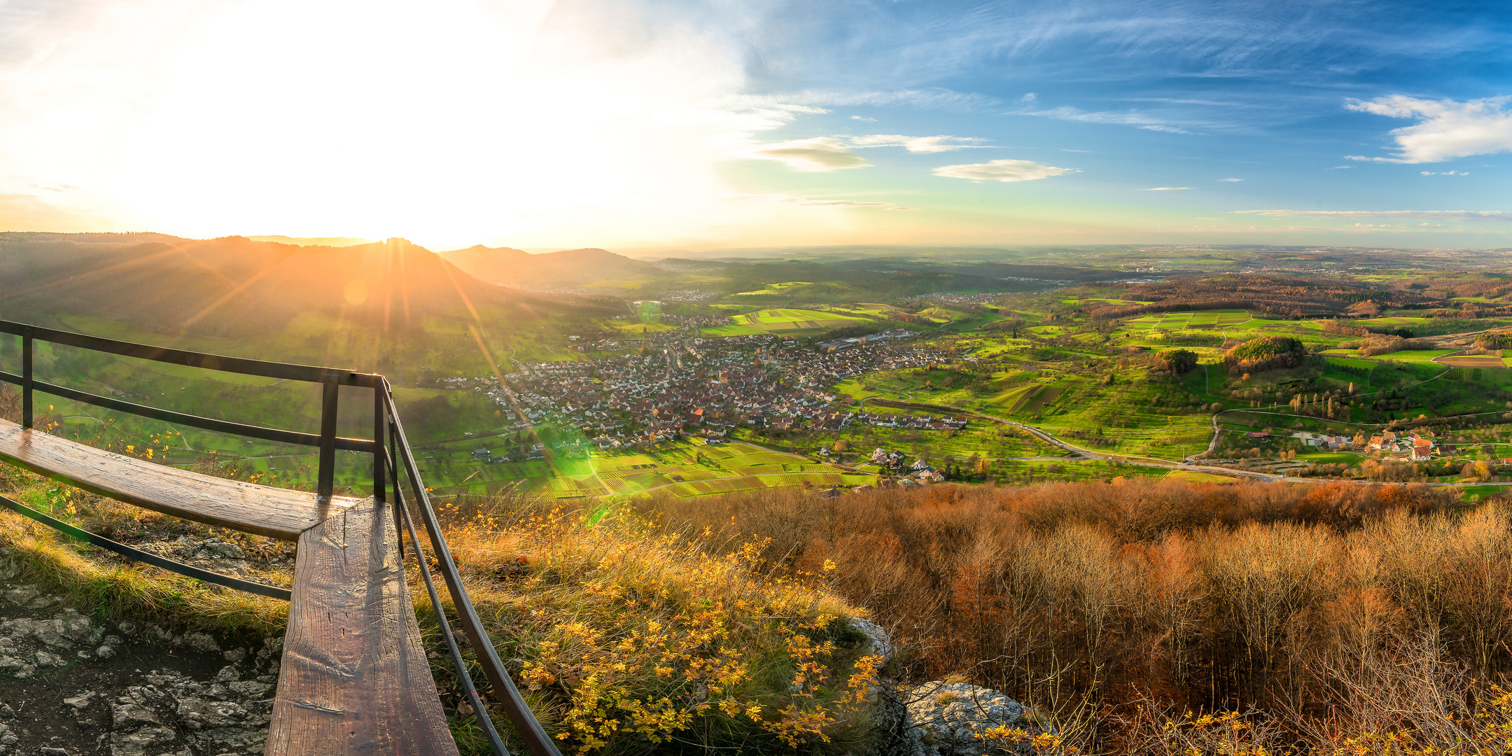 Sonnenuntergangs panorama von der Schwäbischen Alb mit Blick auf Festungsruine Hohenneuffen