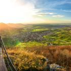 Sonnenuntergangs panorama von der Schwäbischen Alb mit Blick auf Festungsruine Hohenneuffen