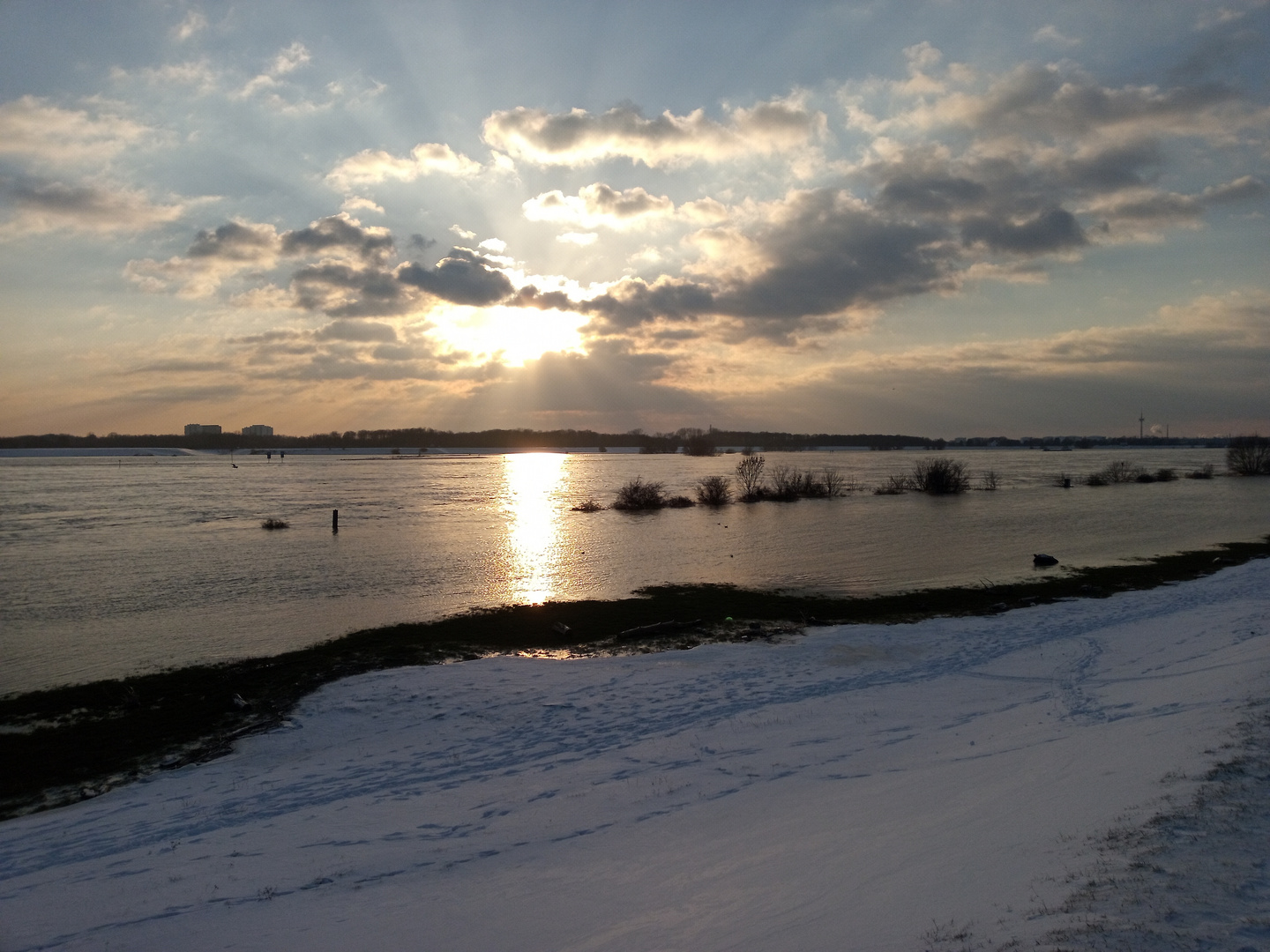 Sonnenuntergangs-Stimmung am Rhein in Laar, Duisburg