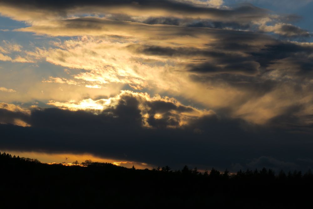 Sonnenuntergangs- und Gewittersstimmung