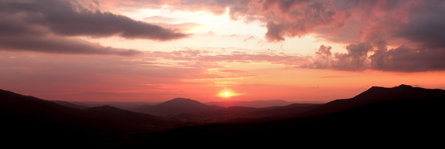 Sonnenuntergangspanorama von der Hindenburgkanzel im Bayerischen Wald