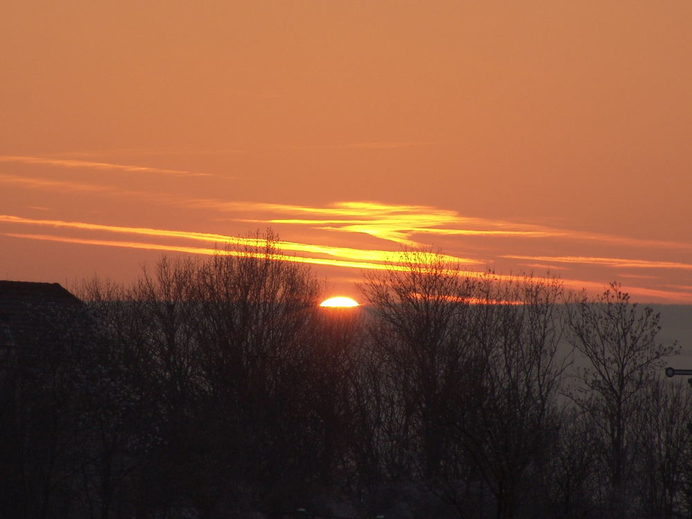 sonnenuntergangsstimmung auf dem autobahnparkplatz