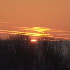 sonnenuntergangsstimmung auf dem autobahnparkplatz