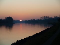 Sonnenuntergangsstimmung auf dem Nord-Ostsee-Kanal