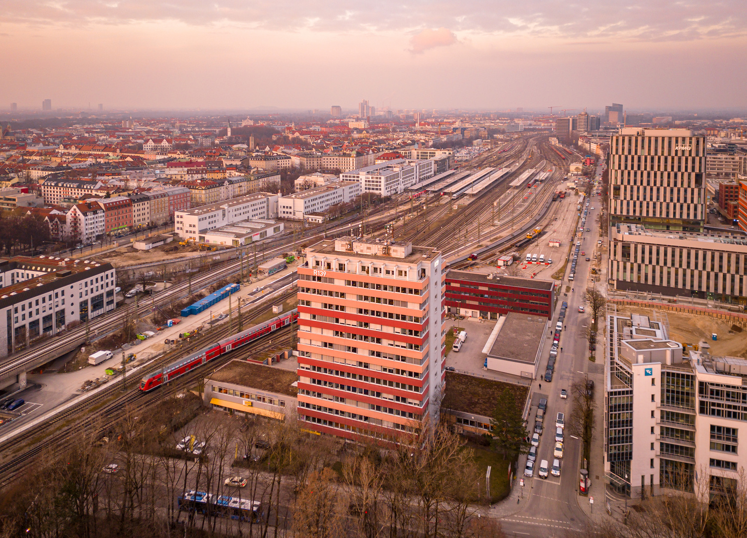 Sonnenuntergangsstimmung über dem Münchner Ostbahnhof