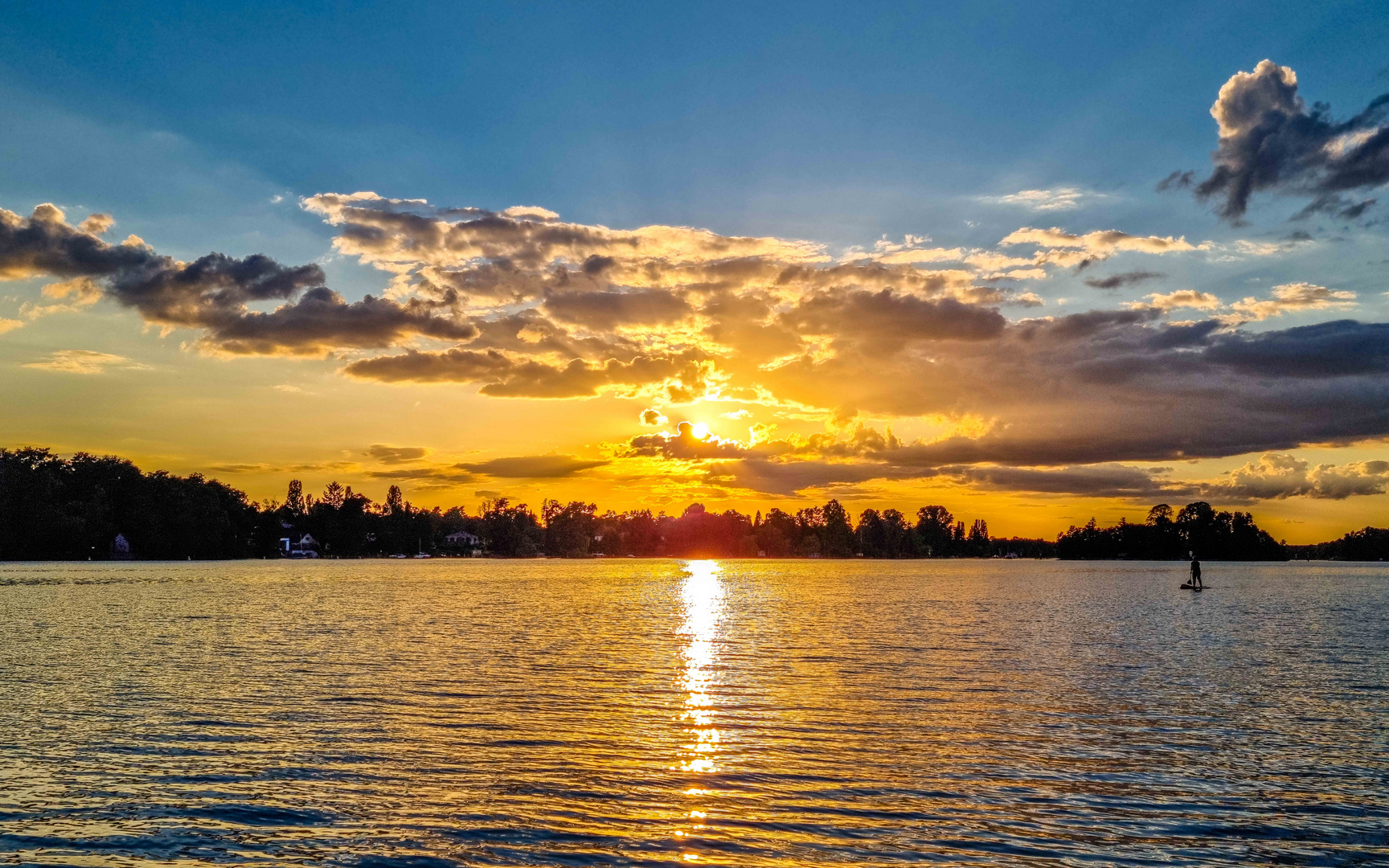 Sonnenuntergangstimmung mit Stehpaddler