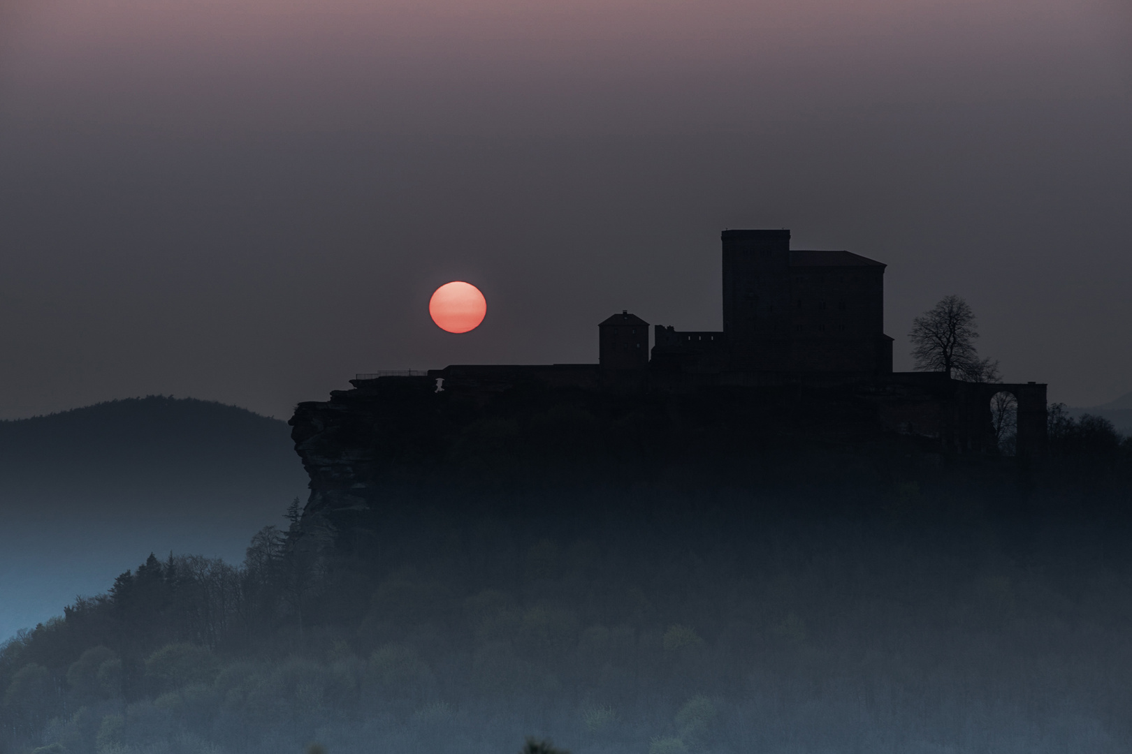 Sonnenuntergang_Trifels_Silhouette