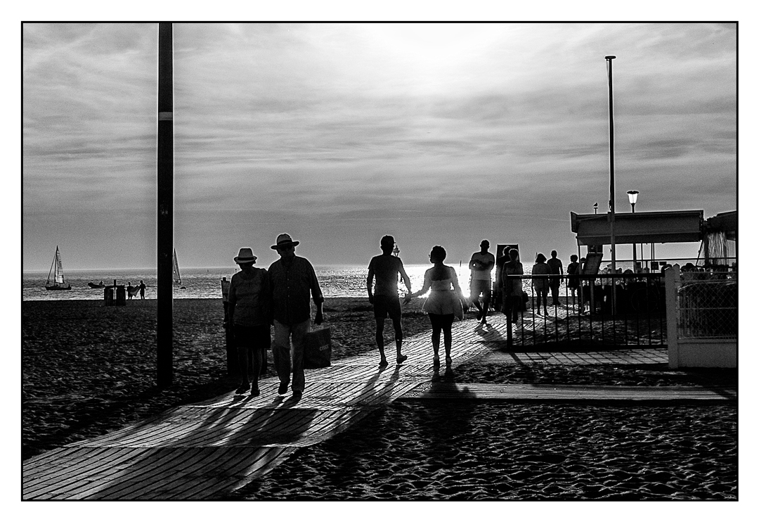 Sonnenutergang am Strand in Schwarz-Weiß