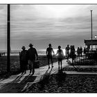 Sonnenutergang am Strand in Schwarz-Weiß