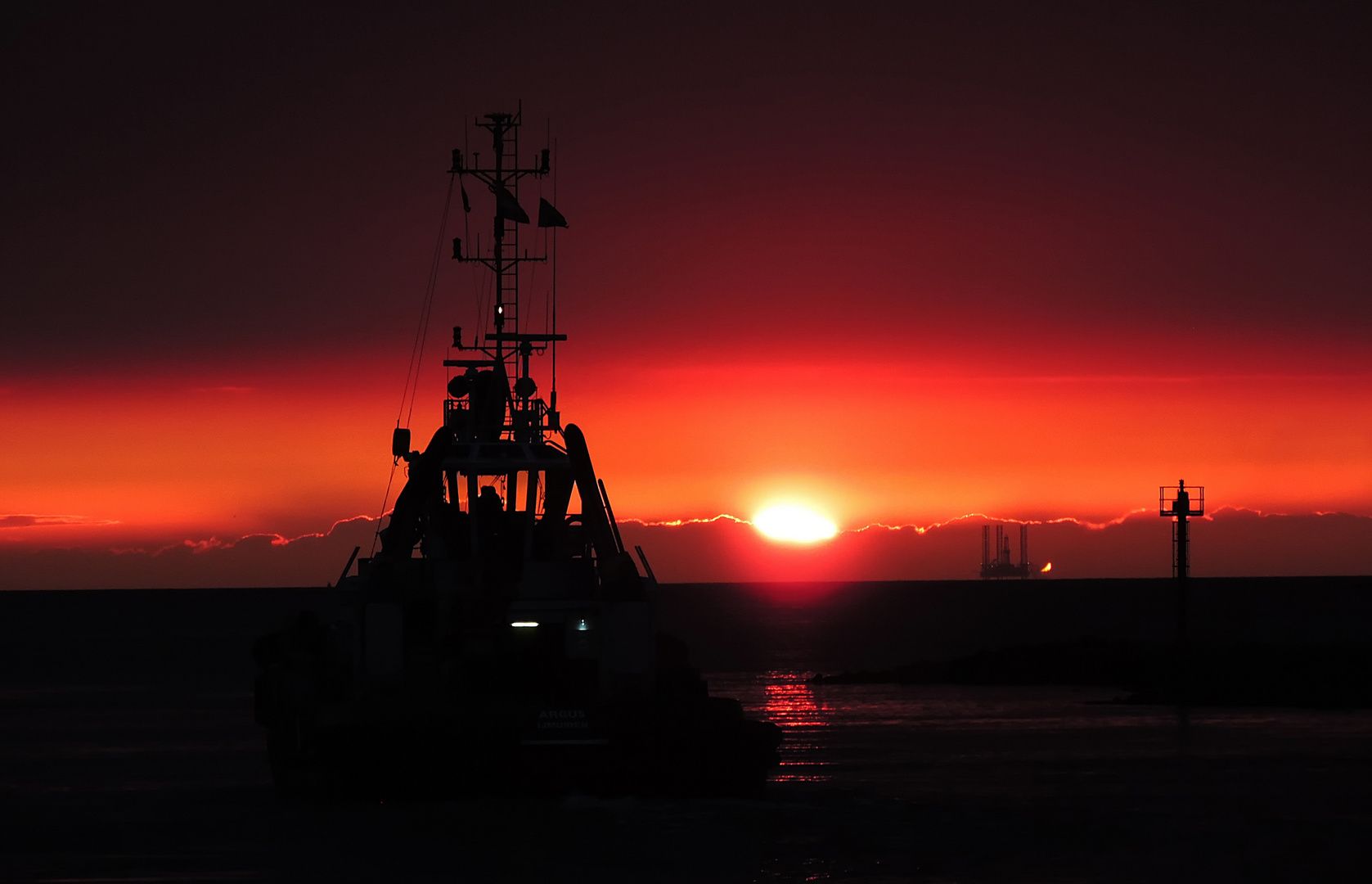 Sonnenutergang in Ijmuiden Hafen