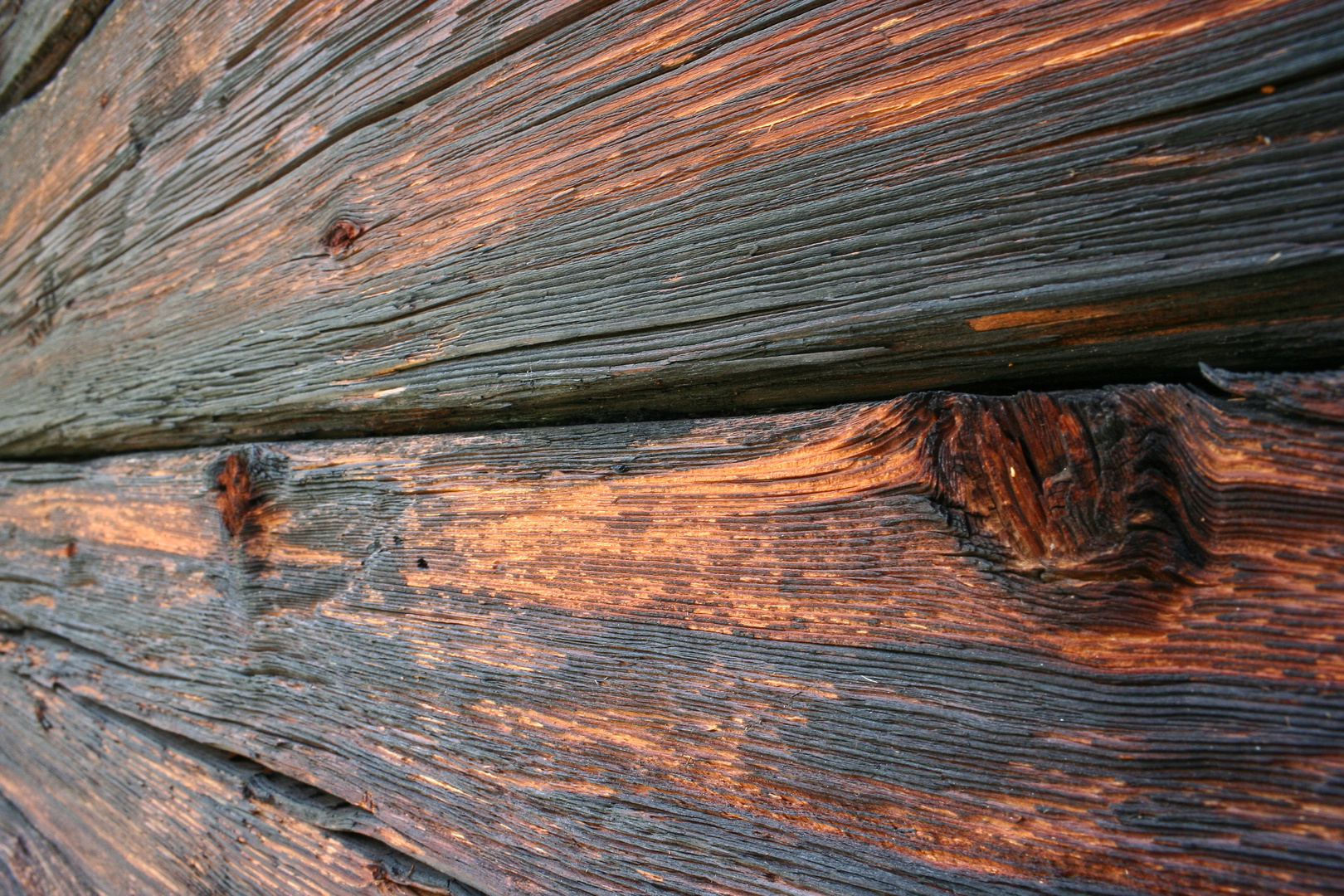 Sonnenverbranntes Holz an einer Almhütte (IMG_7113_ji)