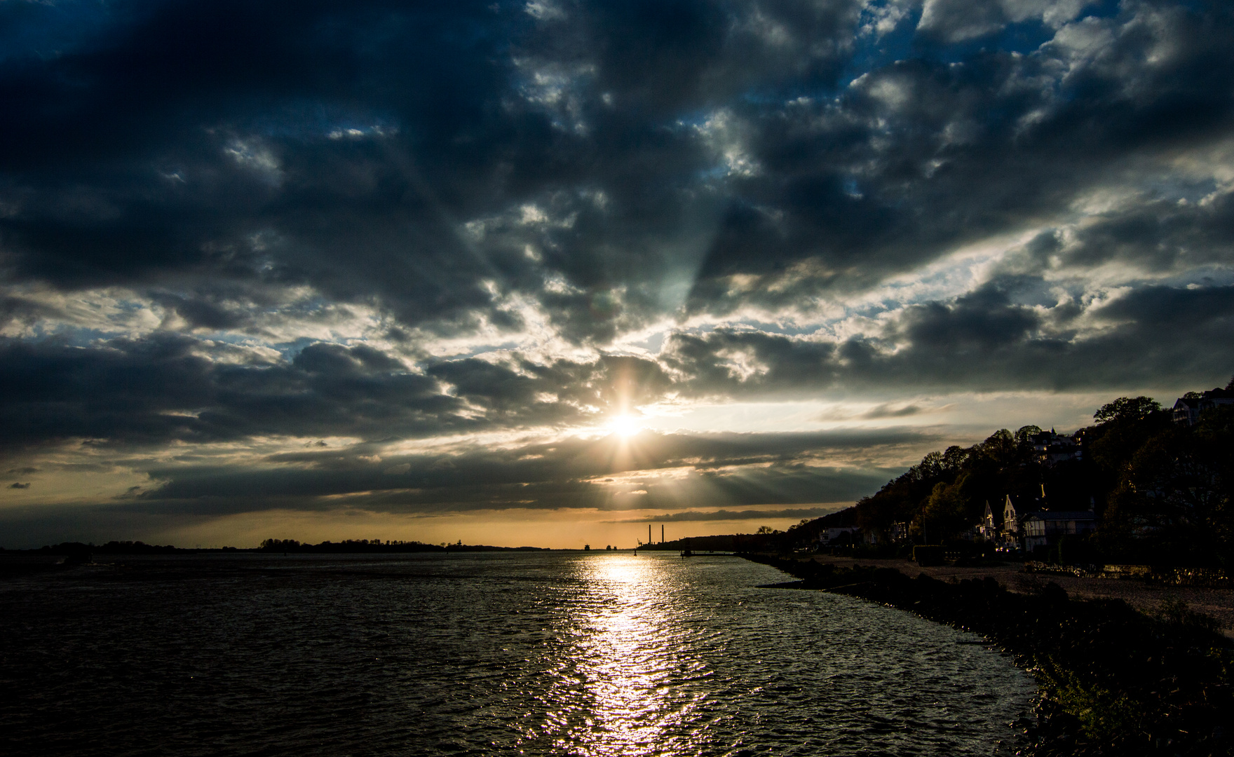 Sonneruntergang an der Elbe