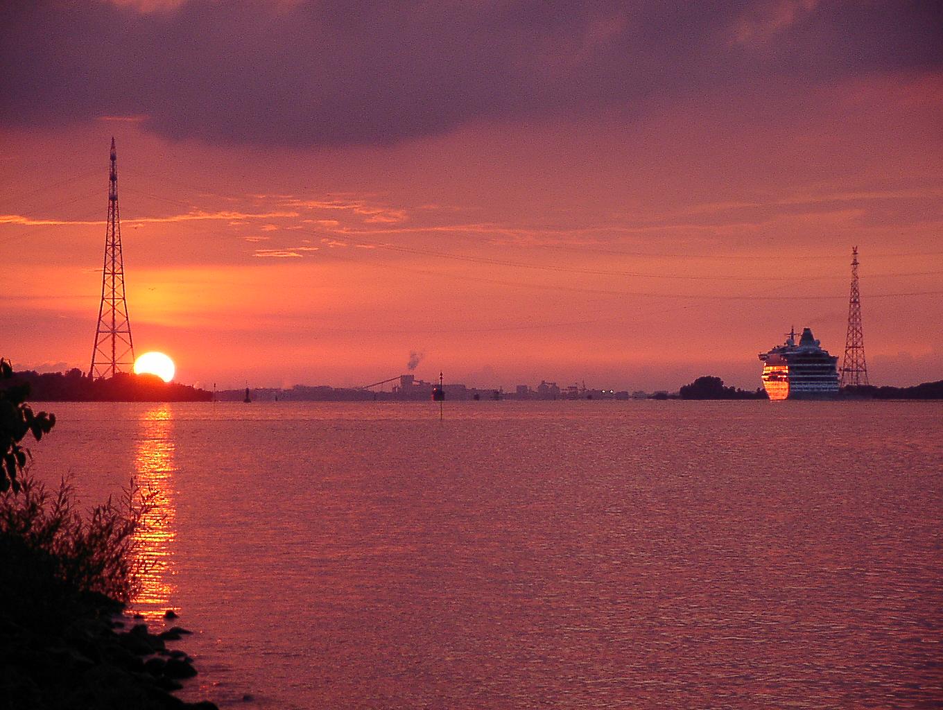 Sonneuntergang an der Elbe