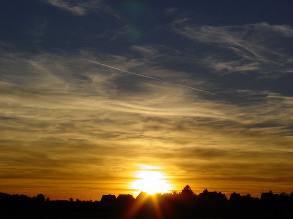 Sonneuntergang über dem Dorf