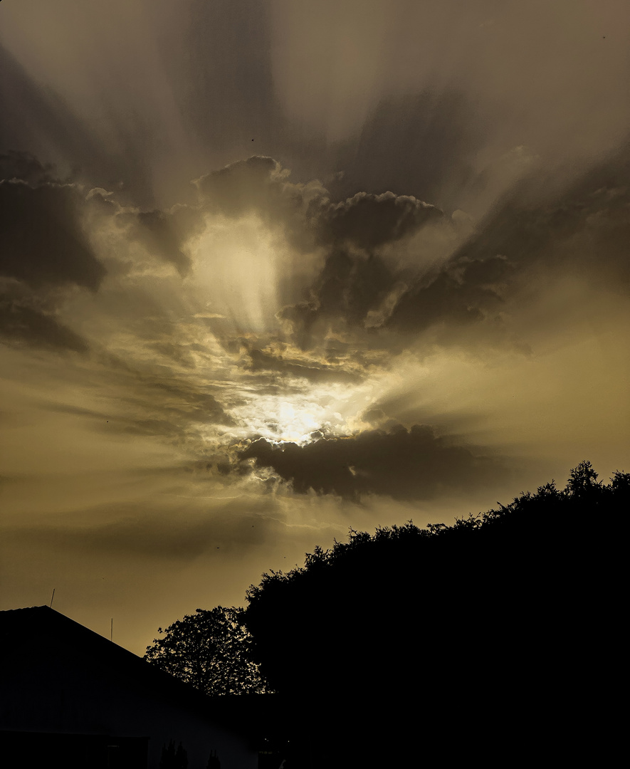 Sonne,Wolken und Sahara-Staub...