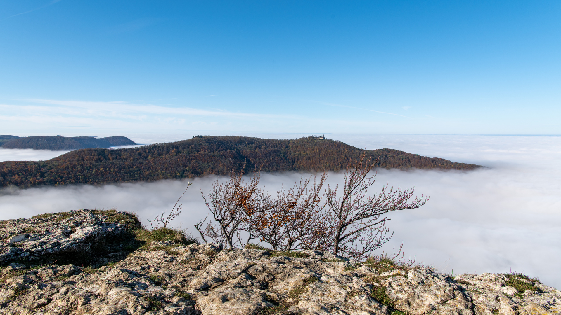 Sonnige Aussicht über dem Nebel