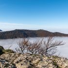 Sonnige Aussicht über dem Nebel