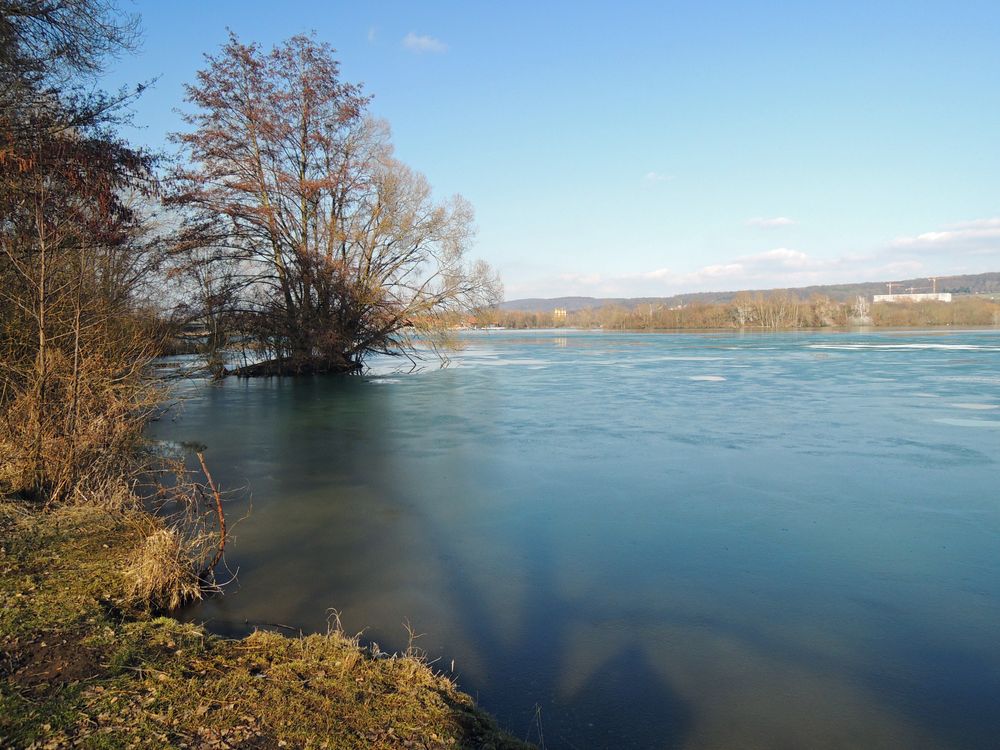 Sonnige Eiszeit am Freizeitsee.