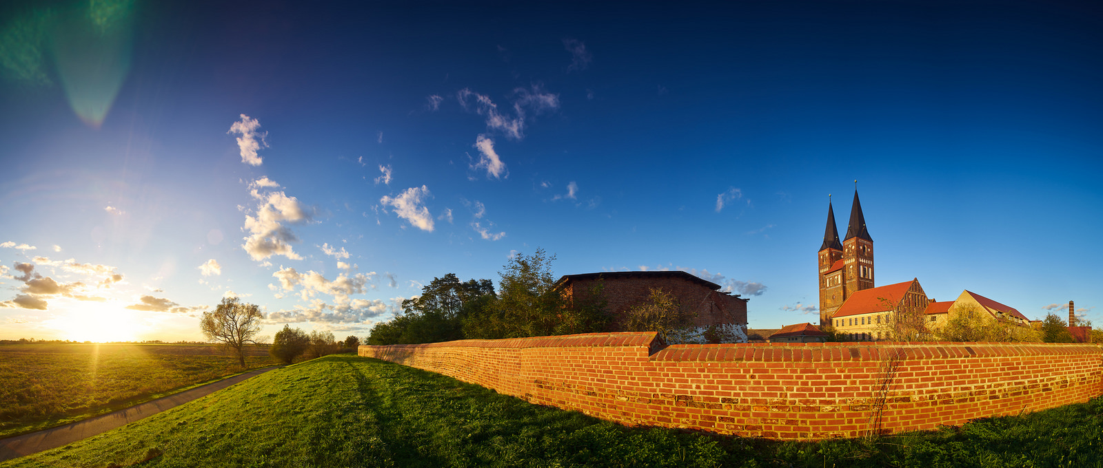 Sonnige Klostermauer