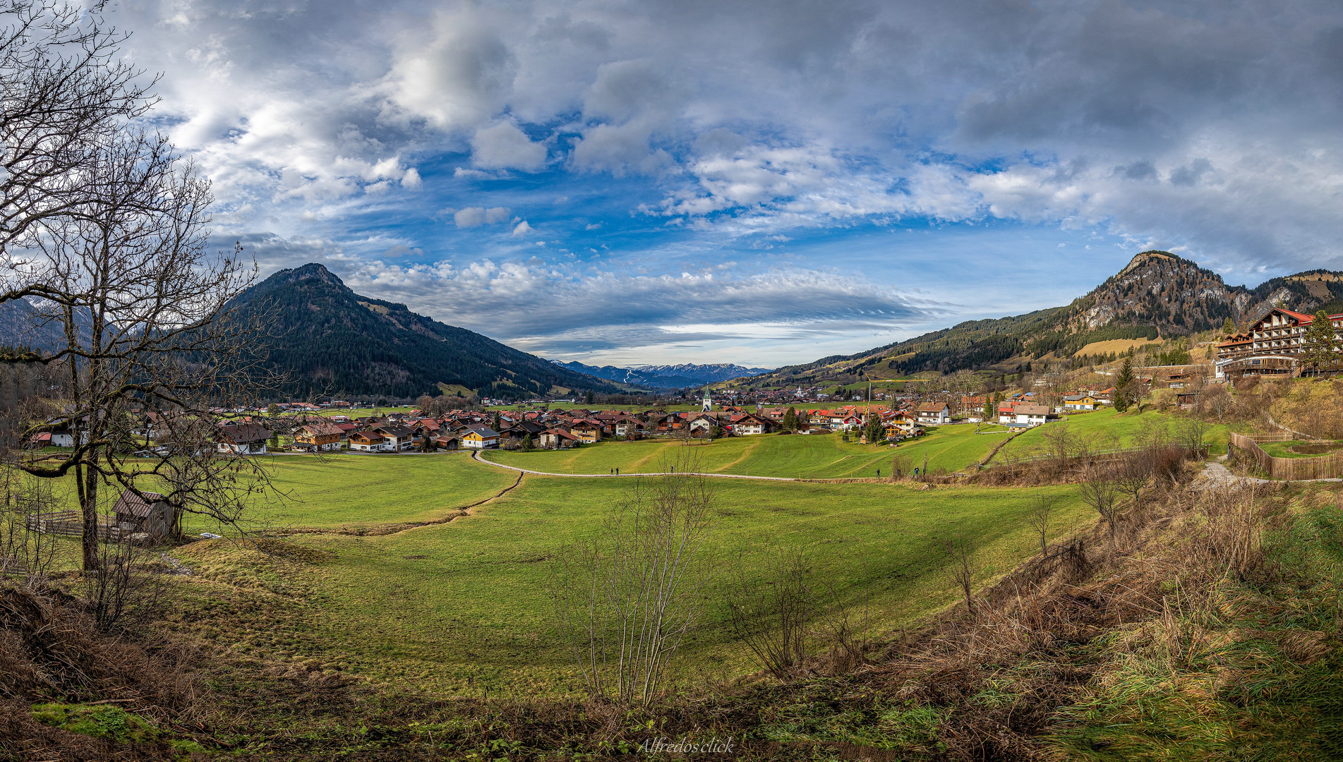 Sonniger Blick auf Bad Hindelang