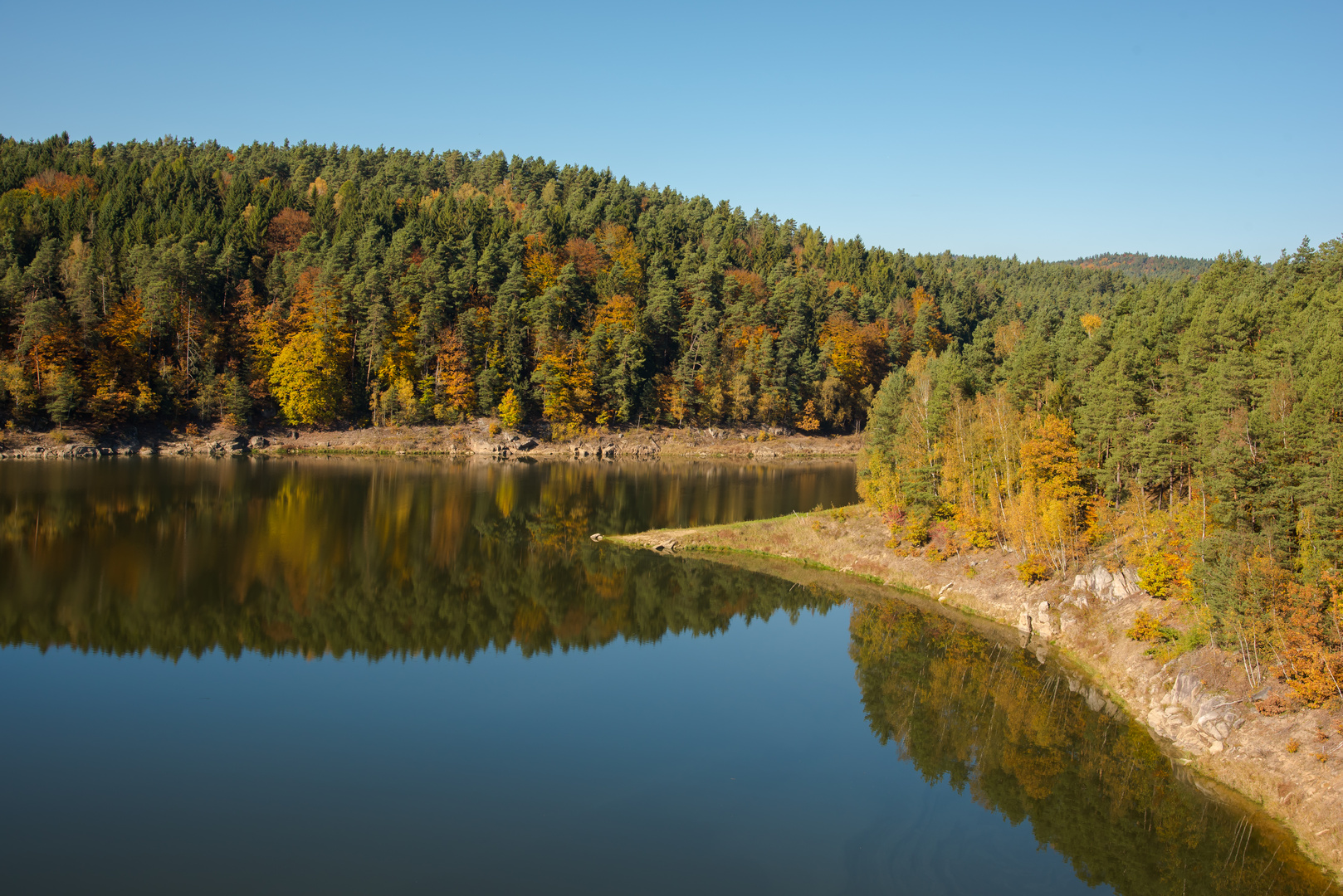 Sonniger Herbsttag am Stausee