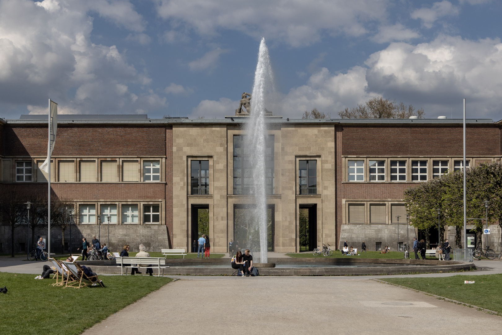 sonniger Nachmittag im Ehrenhof