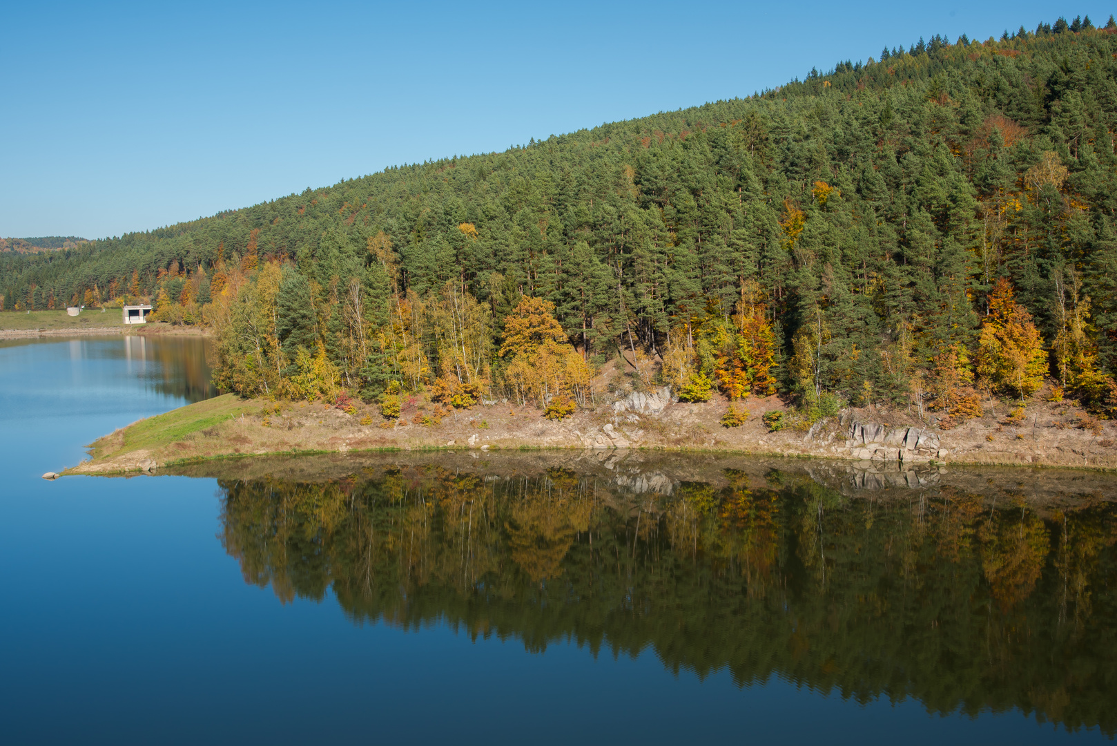 Sonniger Oktobertag am Stausee