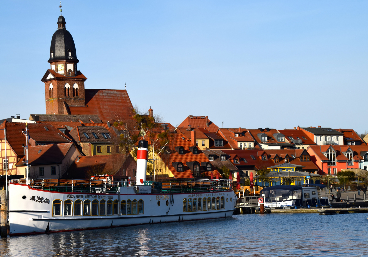 sonniger Tag in Waren am Hafen