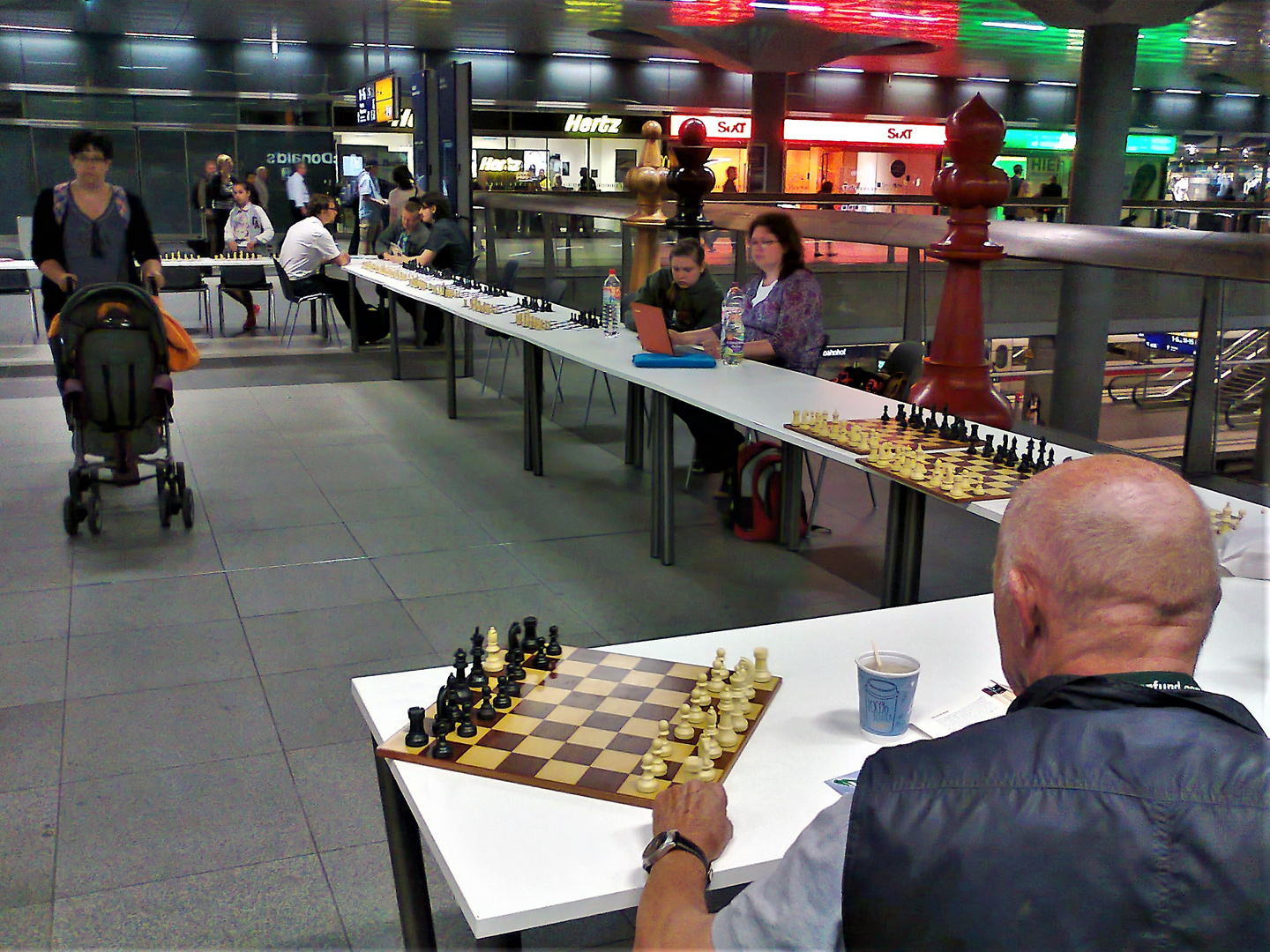 Sonntag 14.06.2015  Berlin HBF Schach : Einer gegen alle 