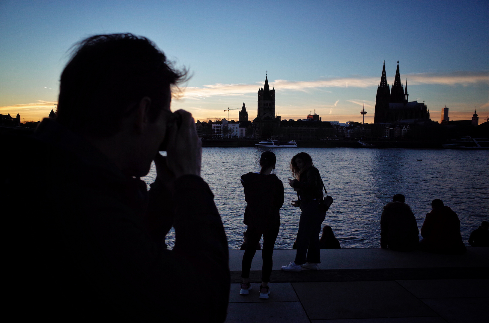 Sonntag abends am Rhein