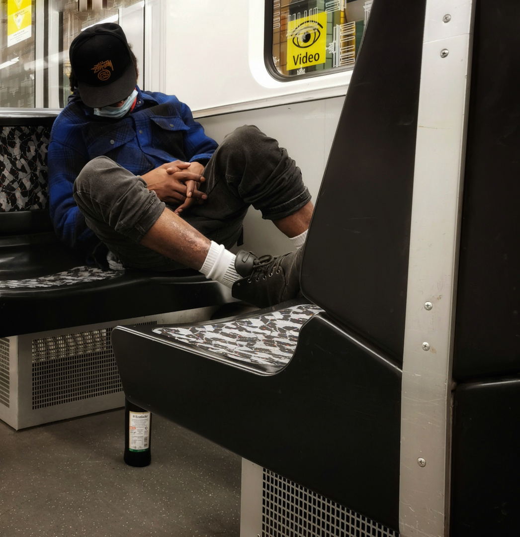 Sonntag früh in Berliner U-Bahn