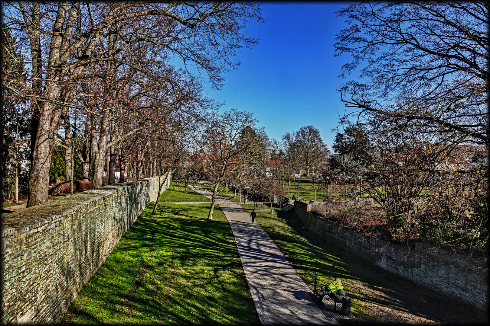 Sonntag mit Licht und Schatten