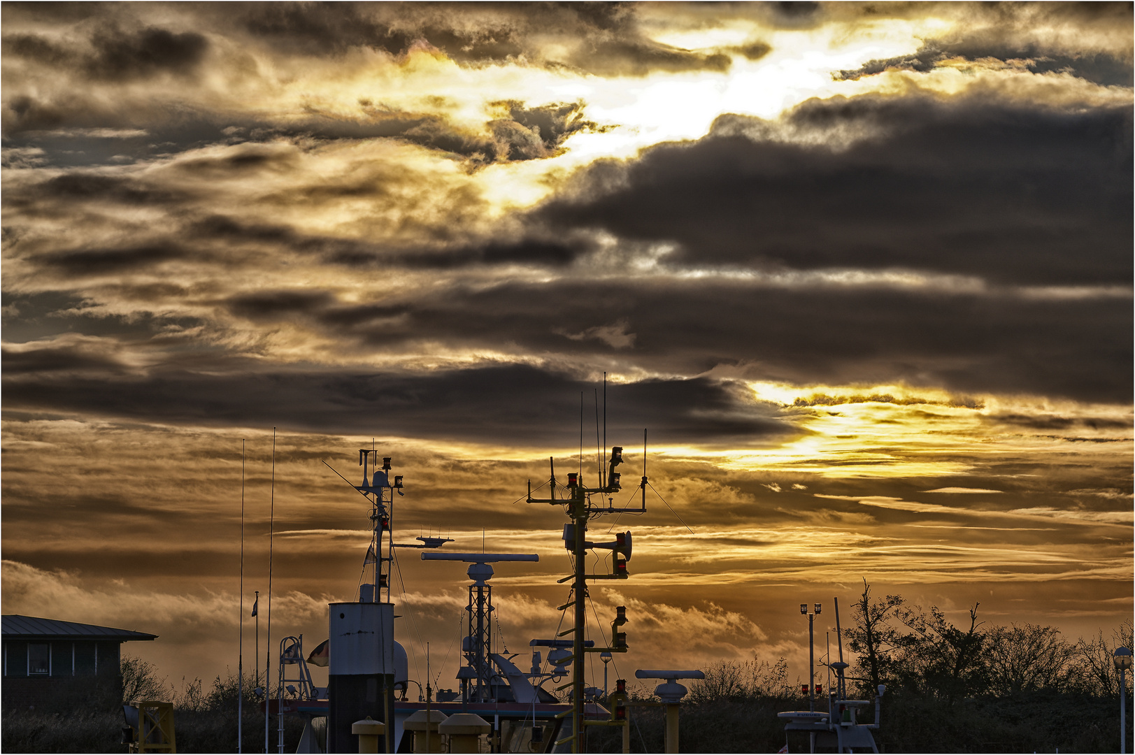 Sonntag mit Sonne - Abendhimmel im Hafen