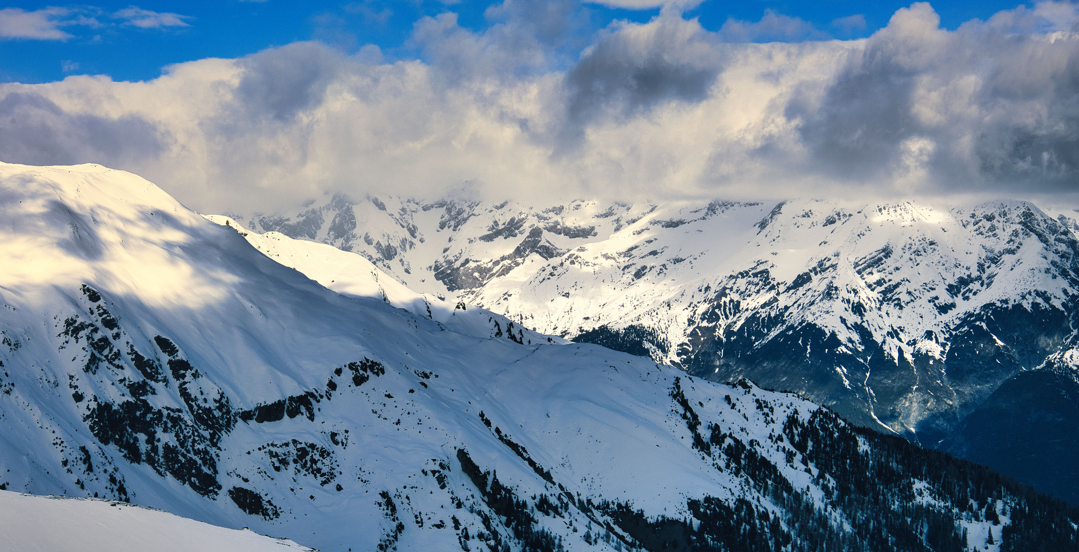 Sonntag mit Sonne -  Blick auf die Berge