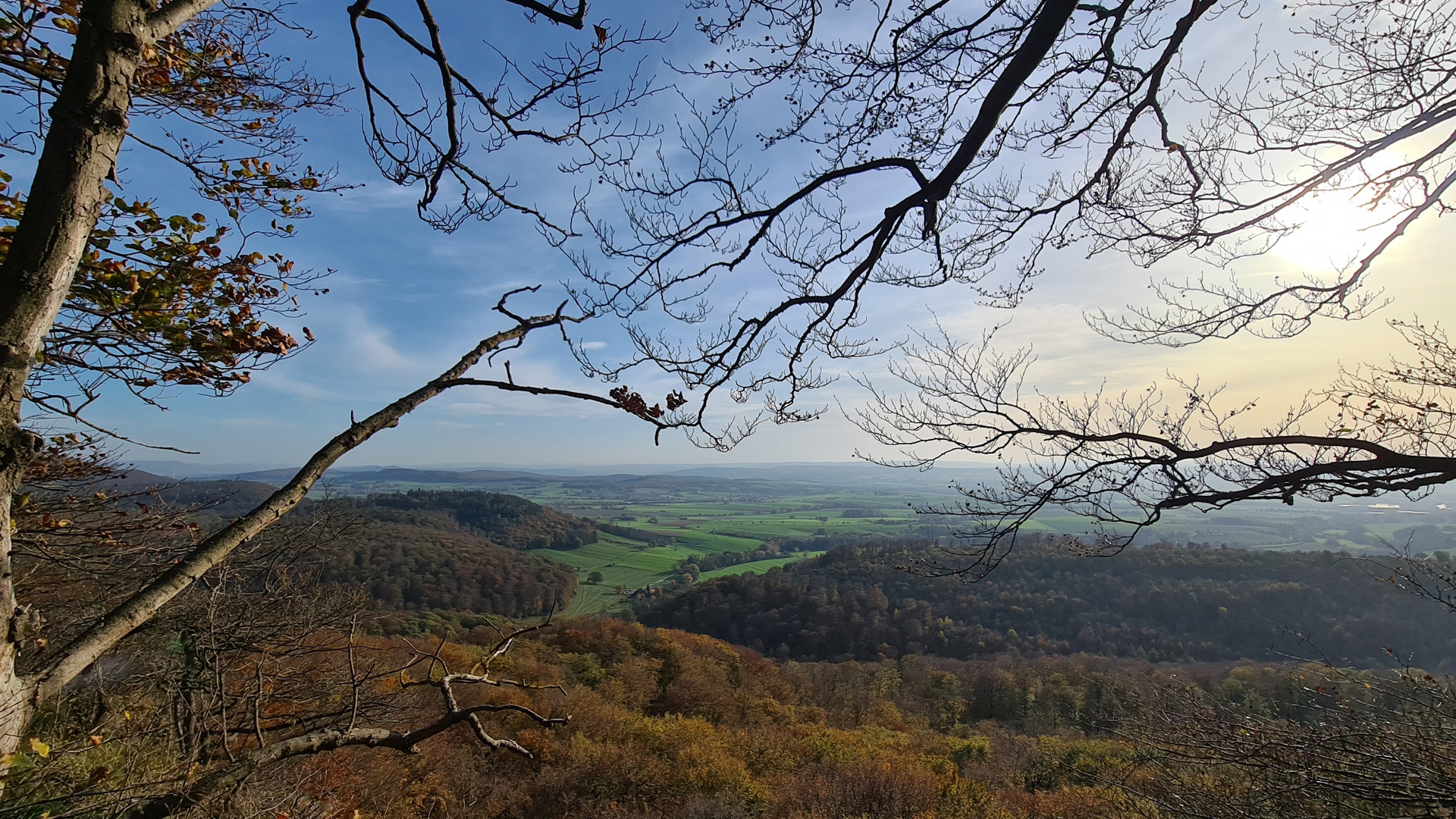 Sonntag mit Sonne: Blick vom Hohenstein/Süntel