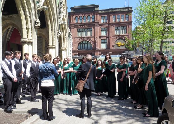 Sonntag mit Sonne: Der Chor singt sich ein ...