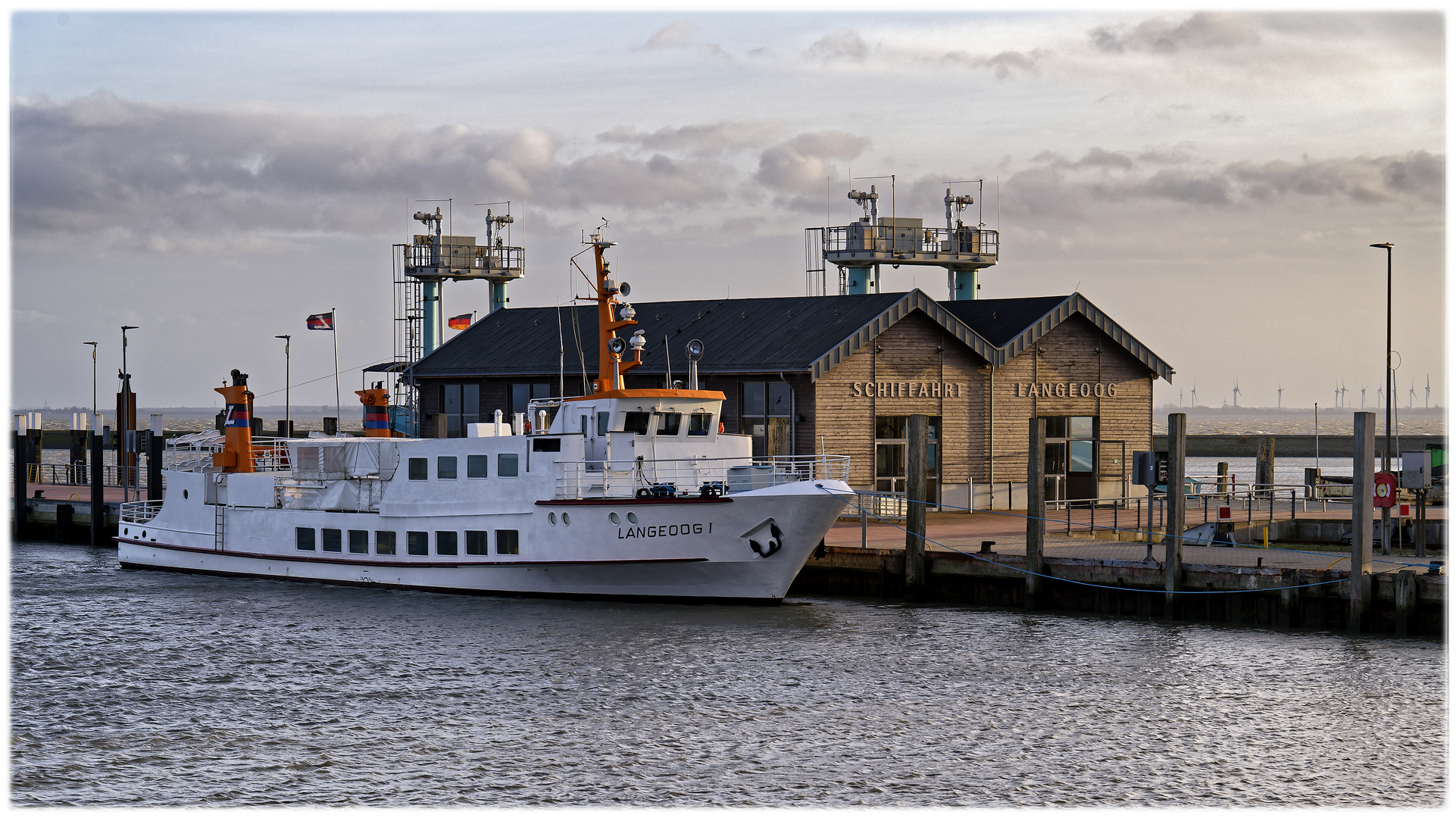 Sonntag mit Sonne - Langeoog1 im Hafen in der Nachmittagssonne