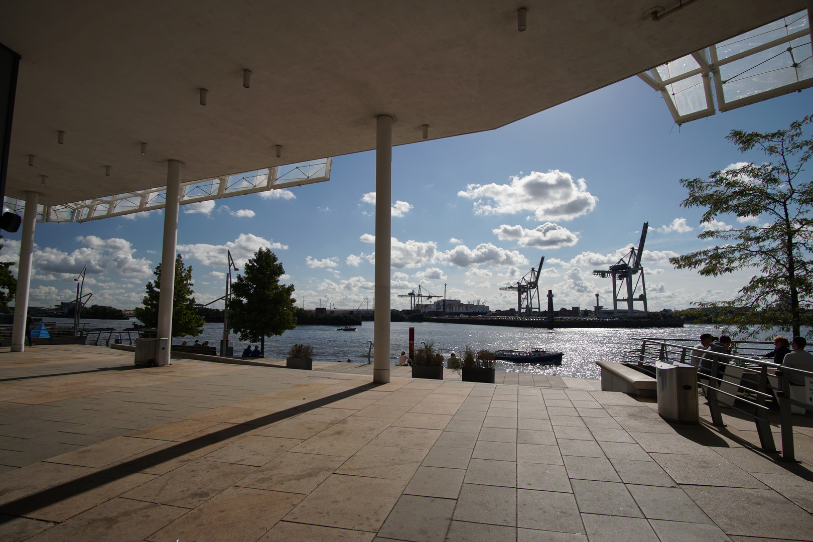 Sonntag mit Sonne - Sonnige Ansicht aus der Hafencity auf den Hafen