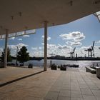 Sonntag mit Sonne - Sonnige Ansicht aus der Hafencity auf den Hafen