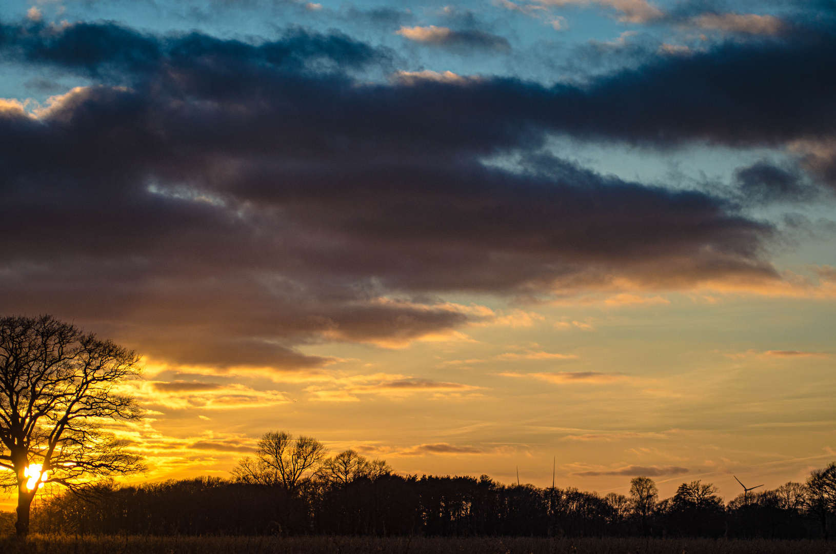 "Sonntag mit Sonne" und der Himmel scheint brennen zu wollen