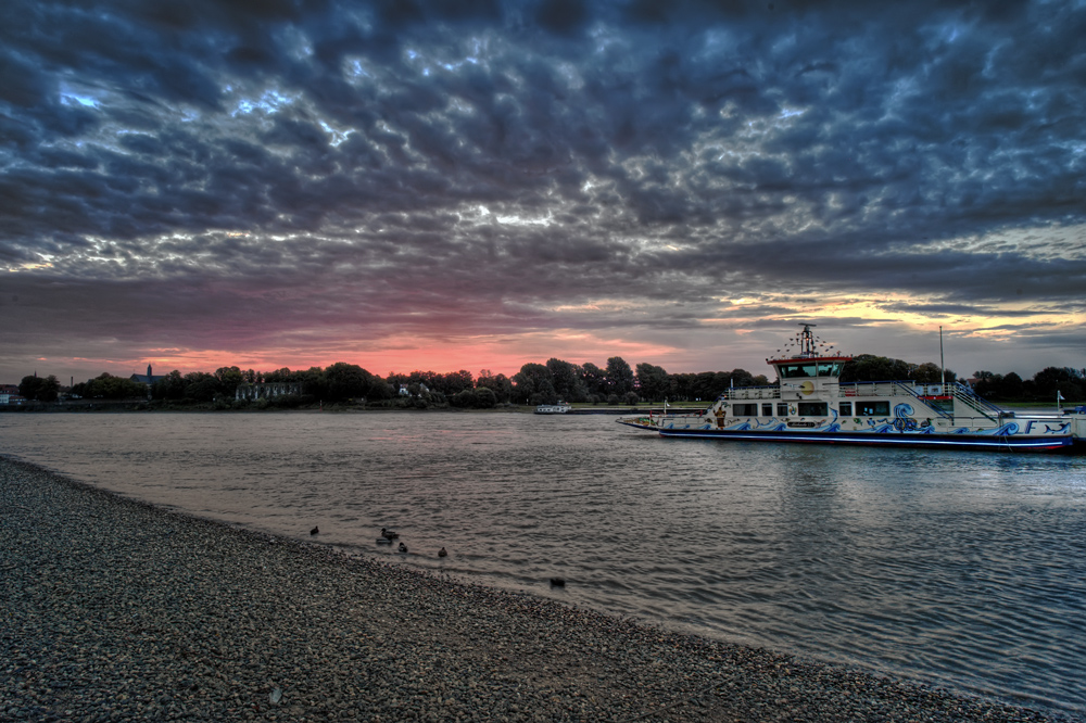 Sonntag Morgen, 8.oo Uhr am Rhein