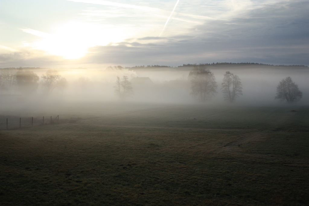 Sonntag Morgen die Sonne kämpft