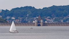 Sonntag Nachmittag ist Angeln und Wassersport angesagt am Möhnesee