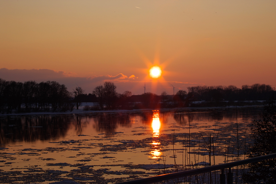 Sonntagabend an der Elbe