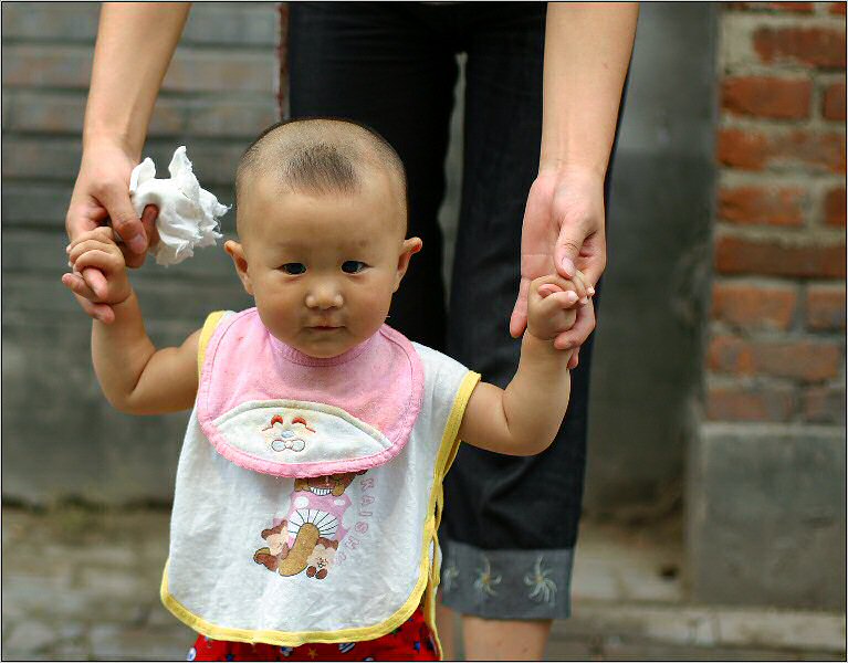 Sonntagmorgens im Hutong - Da fuehrt man seine Kinder spazieren