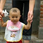 Sonntagmorgens im Hutong - Da fuehrt man seine Kinder spazieren