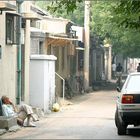 Sonntagmorgens im Hutong - Da haelt manch Einer schon Siesta