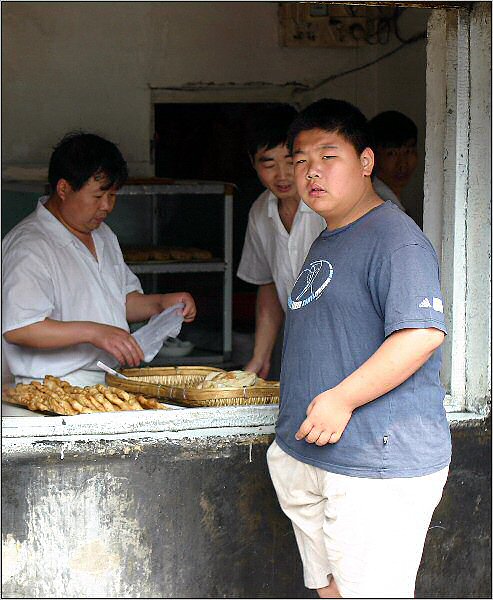 Sonntagmorgens im Hutong - Da holt man seine "Broetchen" beim Baecker