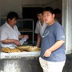 Sonntagmorgens im Hutong - Da holt man seine "Broetchen" beim Baecker