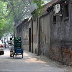 Sonntagmorgens im Hutong - Da kommt das Bier